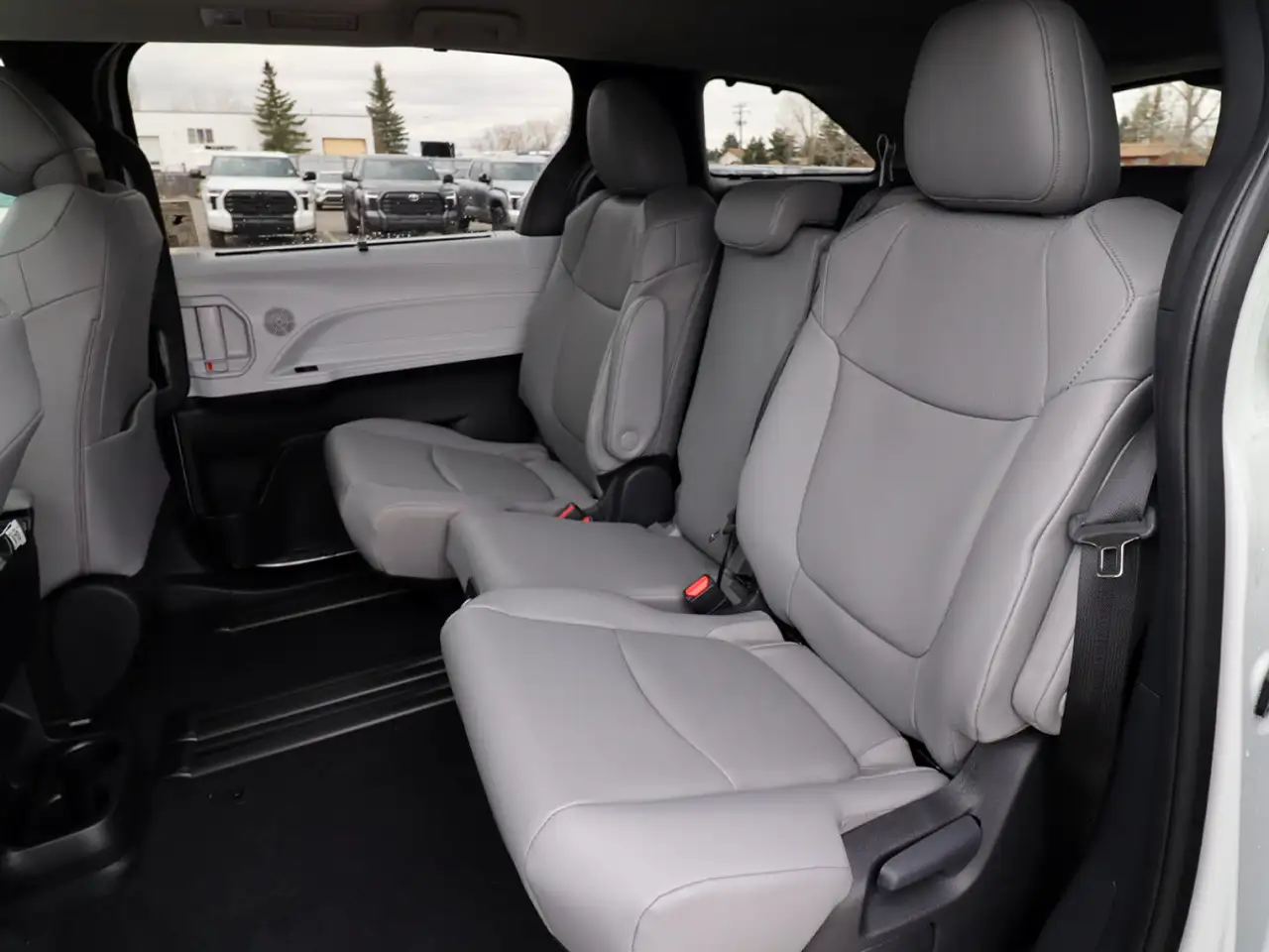 Toyota Sienna снимка Toyota Sienna