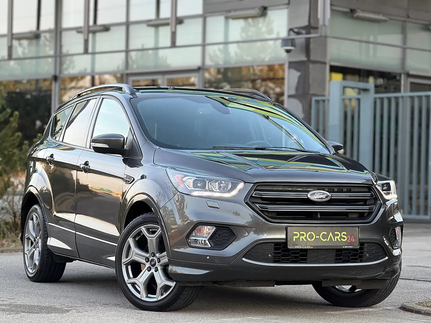 Ford Kuga 2,0 TDCi ST-Line Start/Stop Powershift Aut. AWD Grau - 1