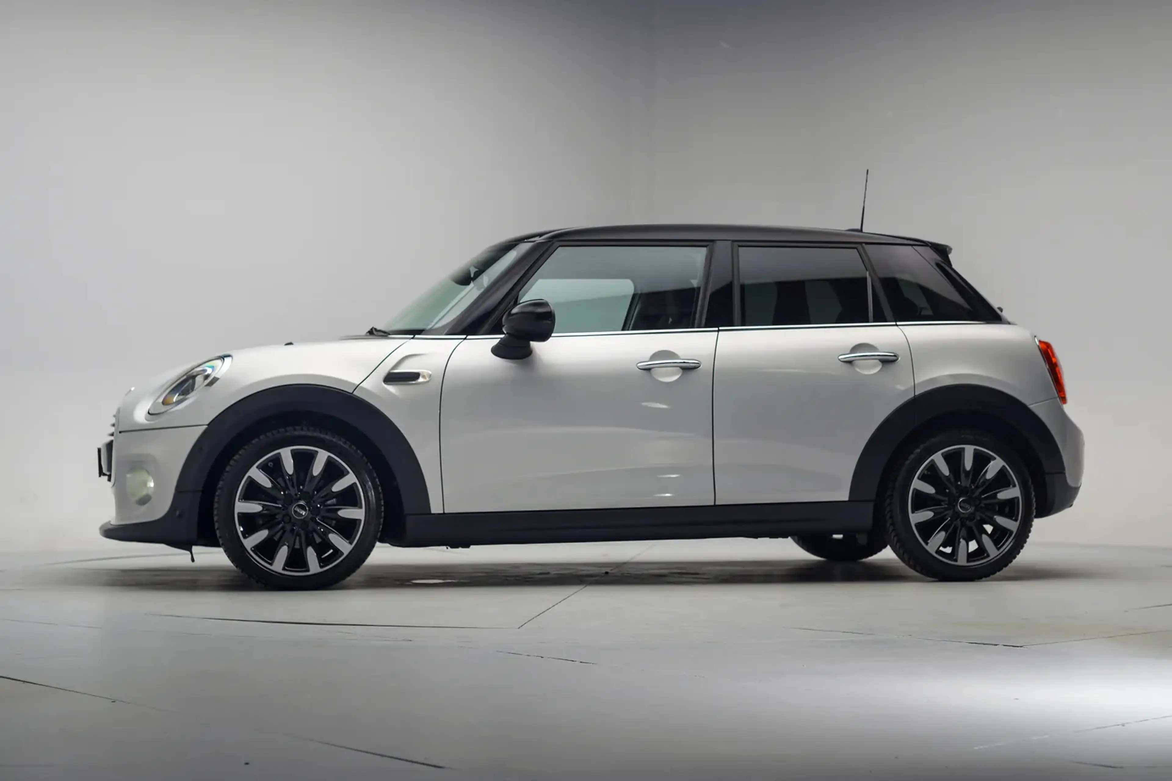 MINI Cooper 1.5 Business 5-Deurs [ LED Navi Sportstoelen Half- — photo 2