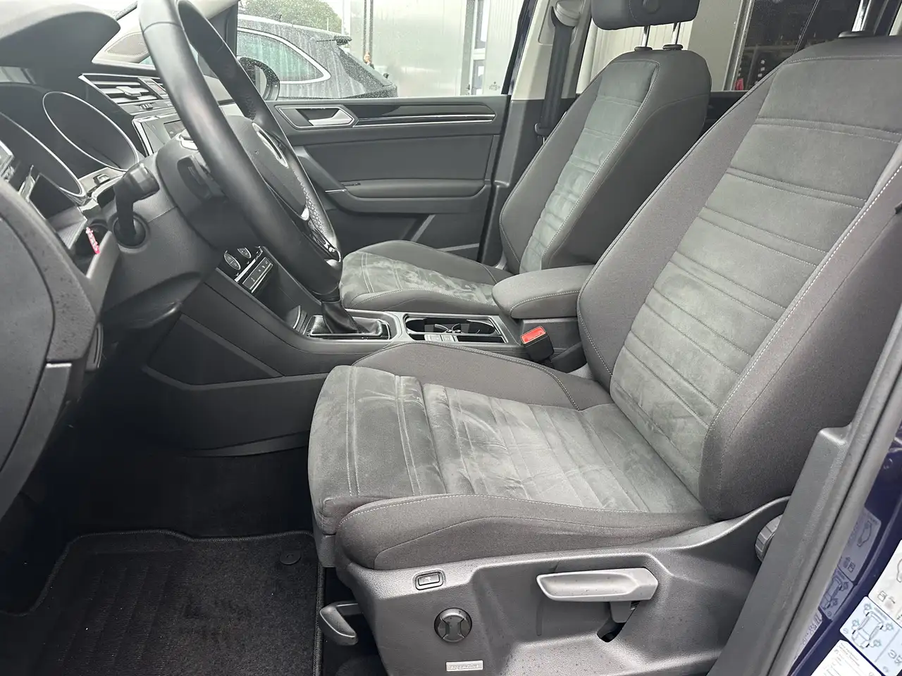 Volkswagen Touran 1.5 TSI DSG HL 7-Sitzer NAV+LED+KAM+PANO 9