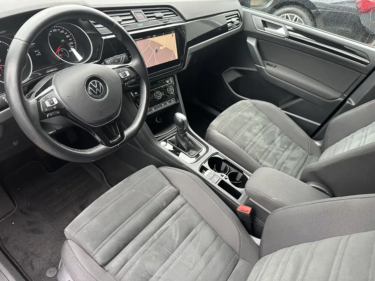 Volkswagen Touran 1.5 TSI DSG HL 7-Sitzer NAV+LED+KAM+PANO 8