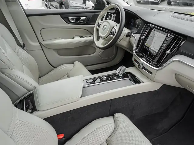 Volvo V60 Cross Country view 9