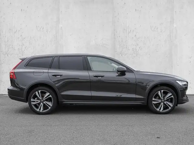 Volvo V60 Cross Country view 5