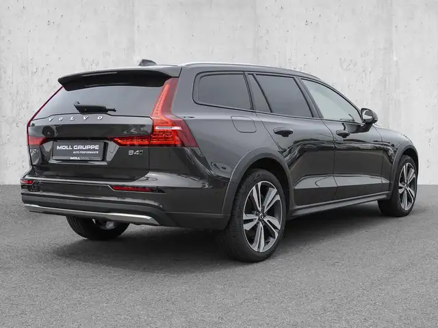 Volvo V60 Cross Country view 4