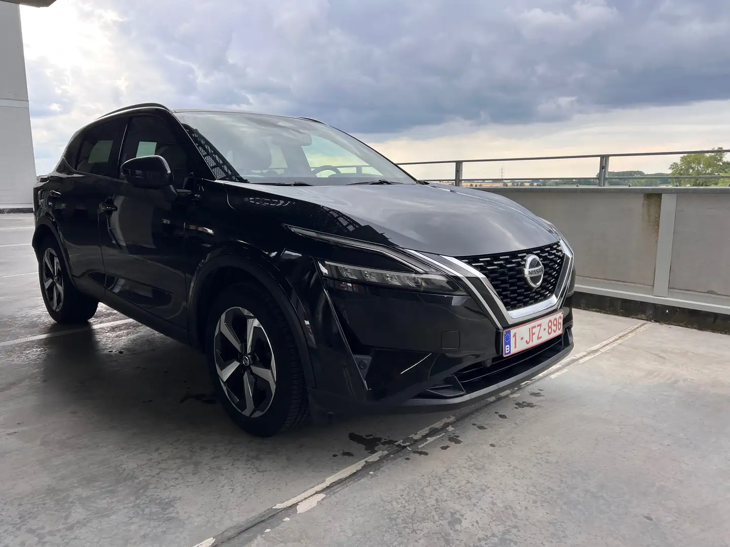 Nissan Qashqai Qashqai 1.3 DIG-T MHEV Tech Zwart - 1