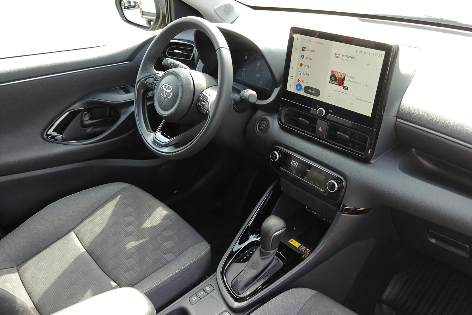 Toyota Yaris 1.5 VVT-i Hybrid 85kW Iconic e-CVT - incl 2 jaar K Grau - 2