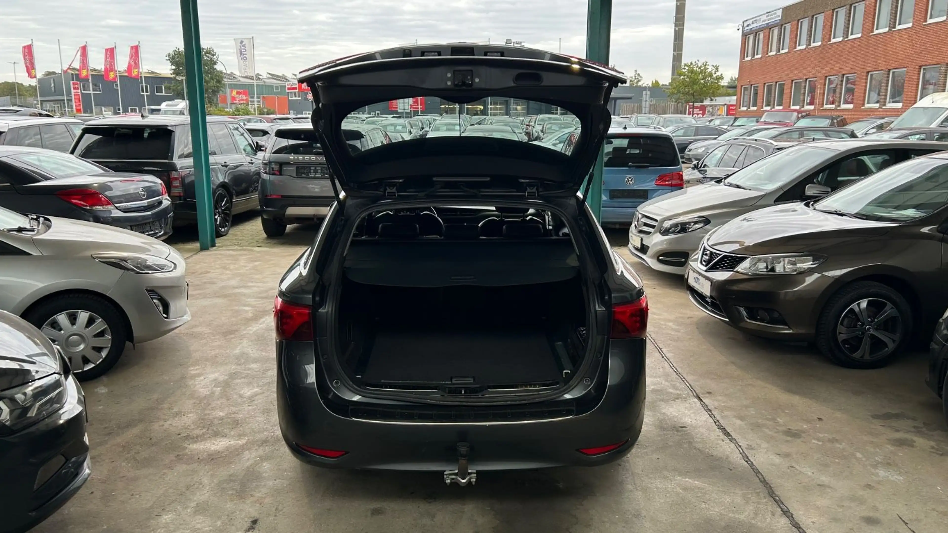 Toyota Avensis Touring Sports Business Edition — photo 7