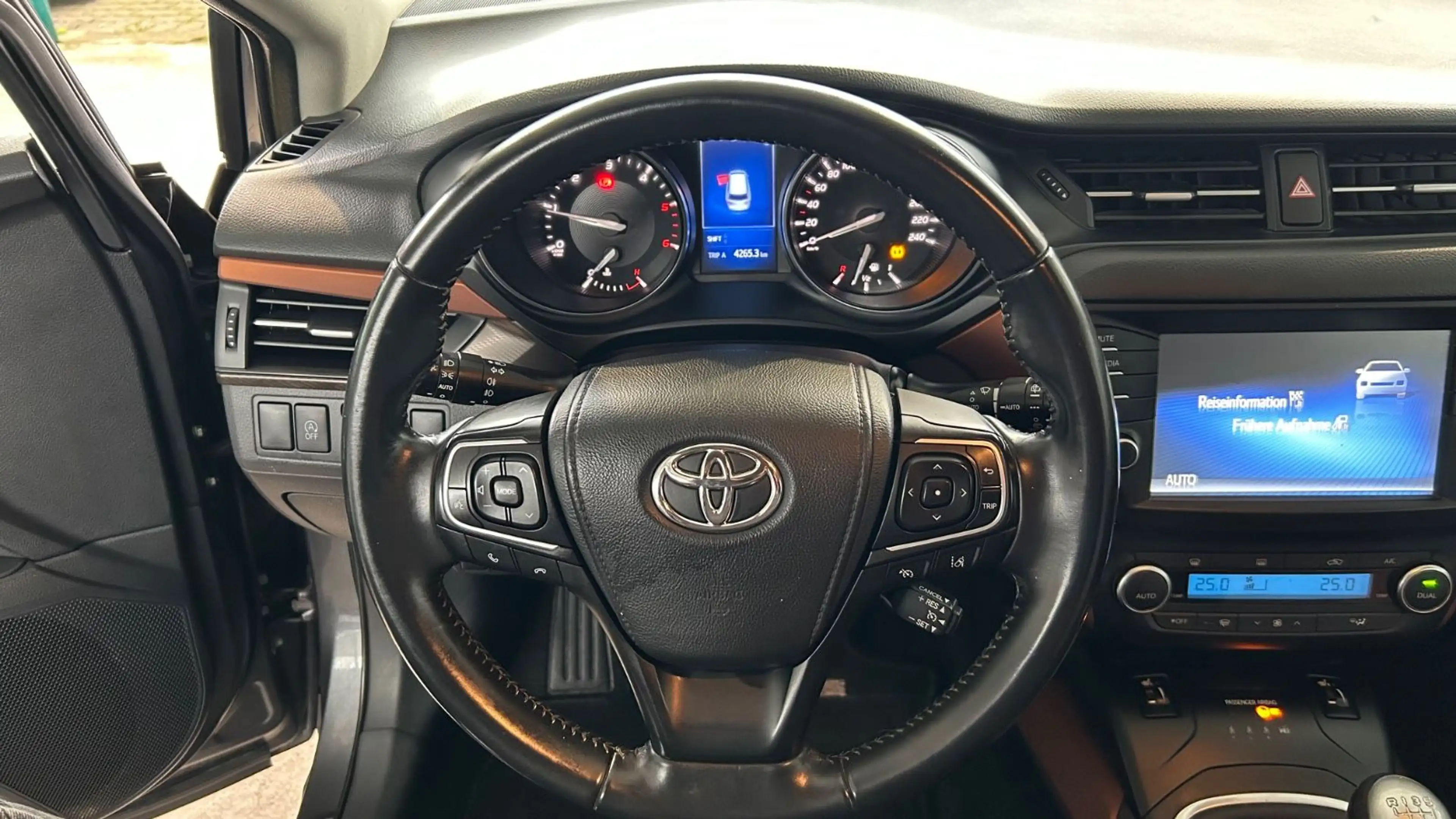 Toyota Avensis Touring Sports Business Edition — photo 6