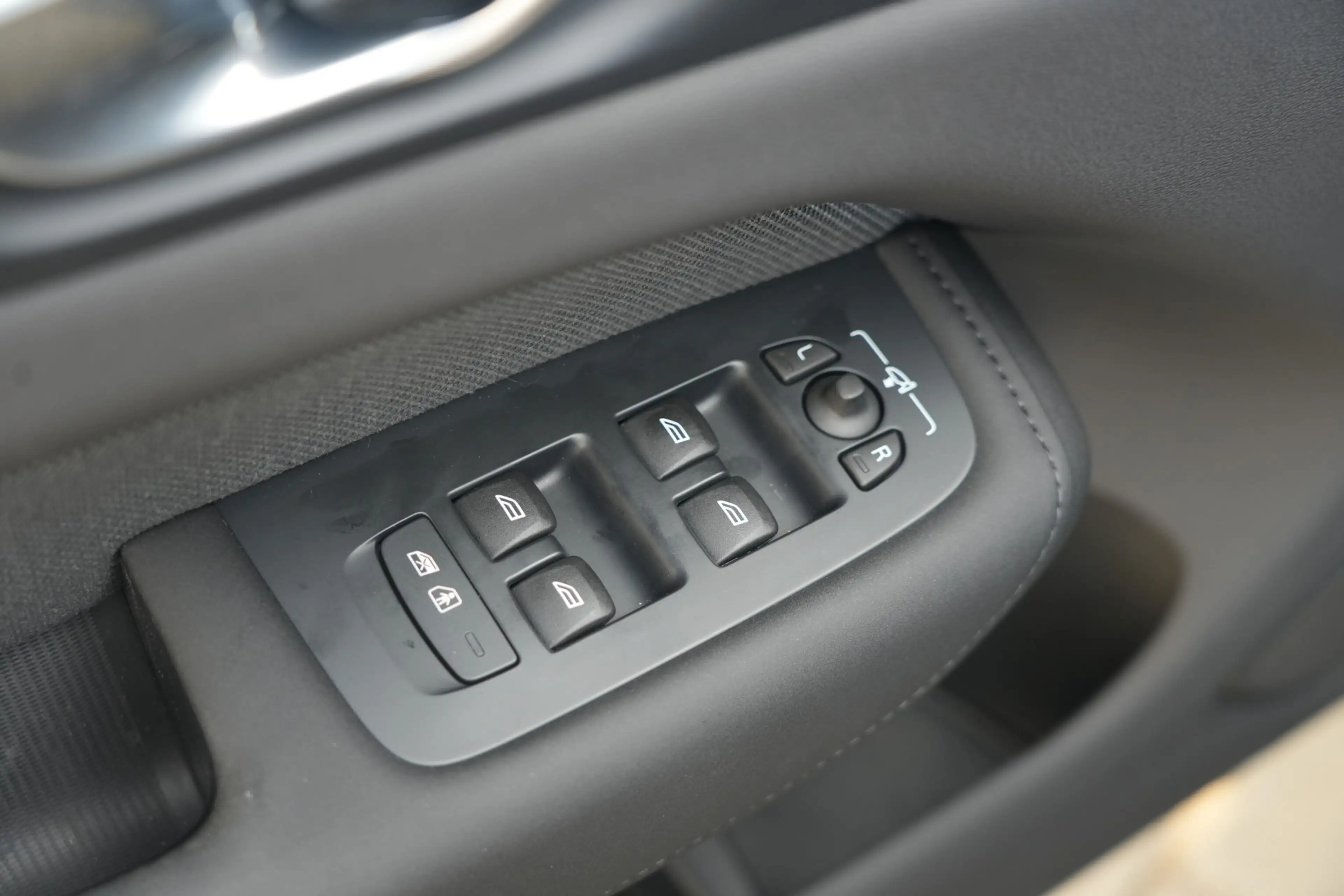 Volvo XC60 2.0 T8 FACELIFT Plug-in hybrid AWD Black Edition | — photo 25