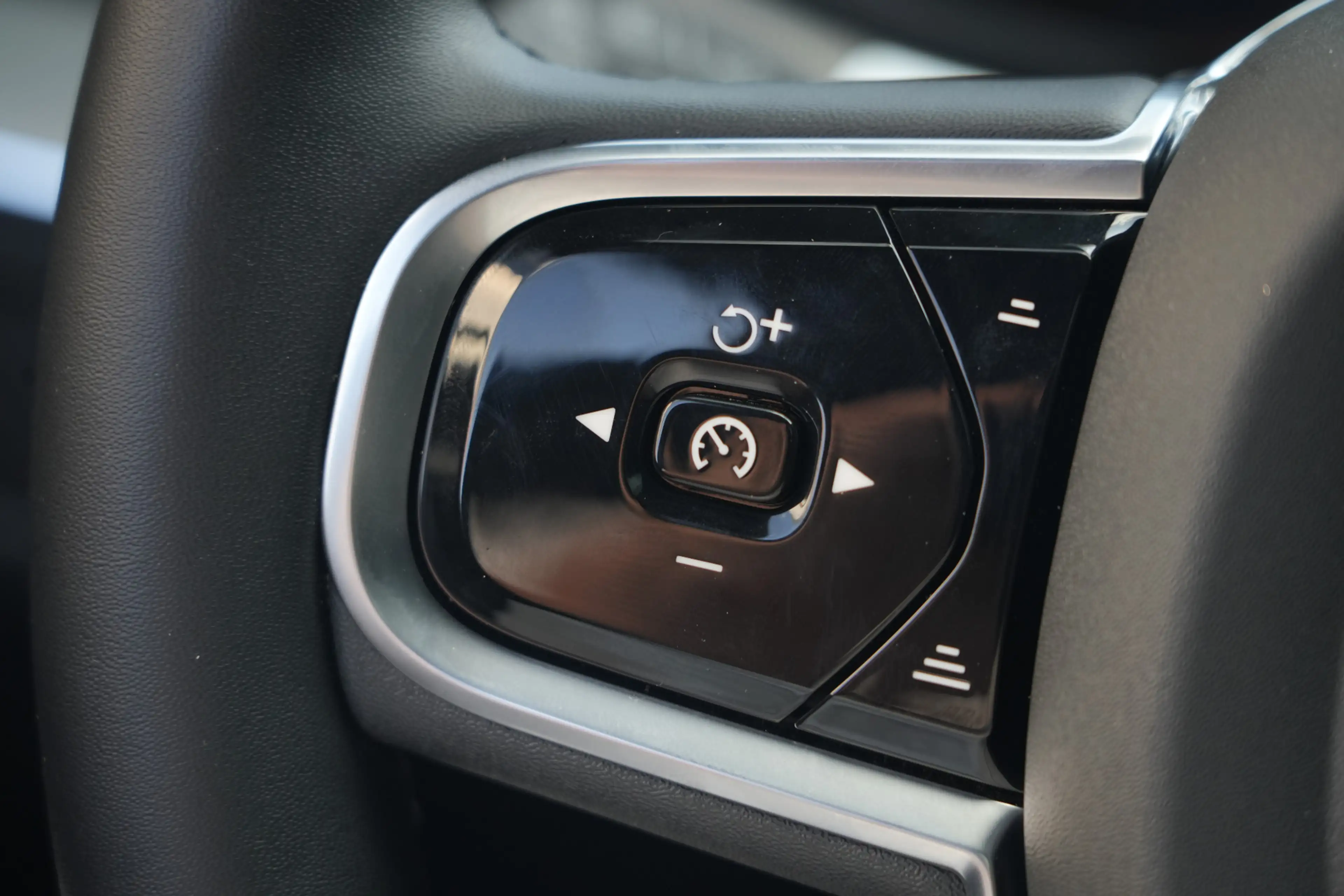 Volvo XC60 2.0 T8 FACELIFT Plug-in hybrid AWD Black Edition | — photo 23