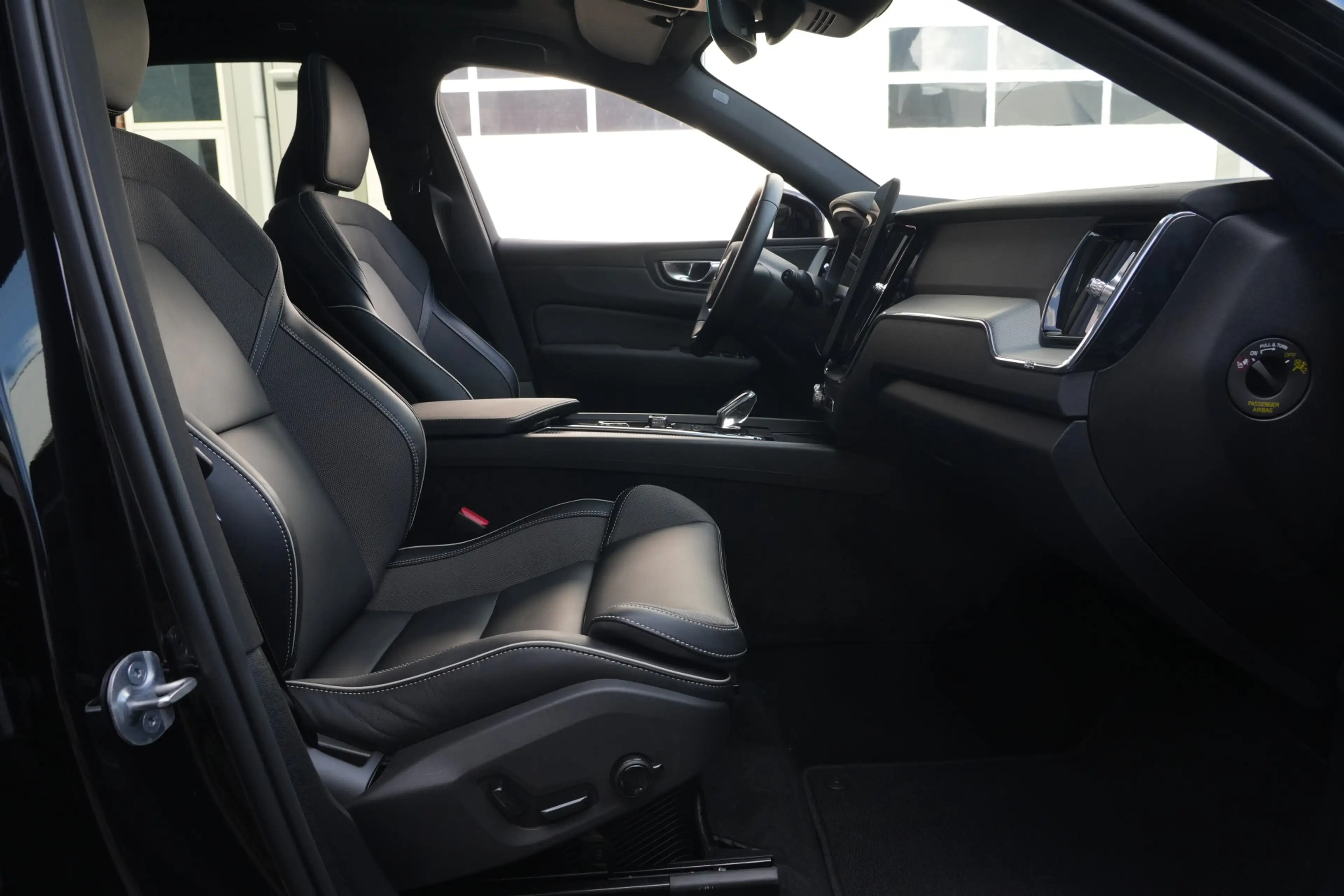 Volvo XC60 2.0 T8 FACELIFT Plug-in hybrid AWD Black Edition | — photo 9