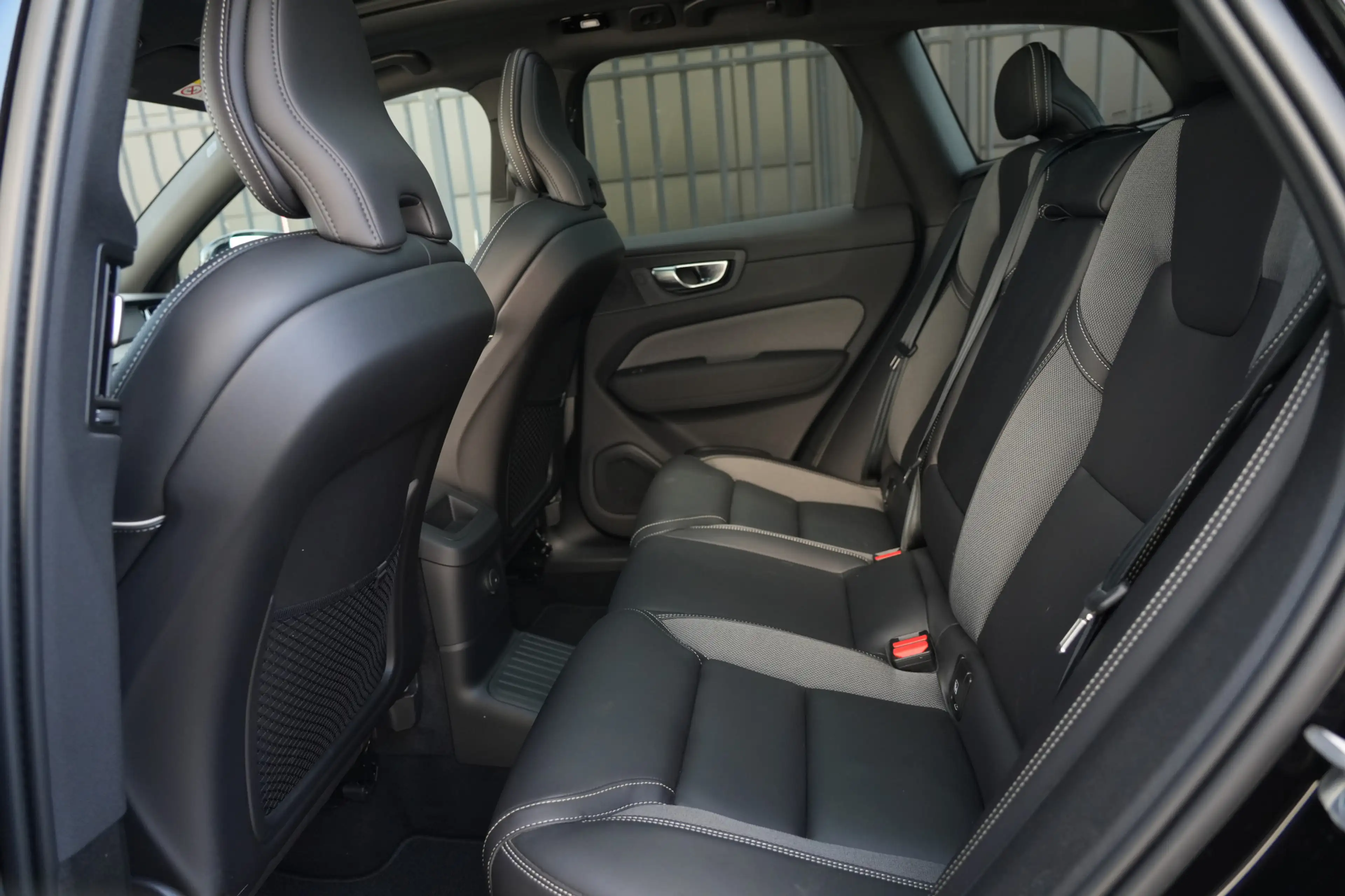 Volvo XC60 2.0 T8 FACELIFT Plug-in hybrid AWD Black Edition | — photo 28