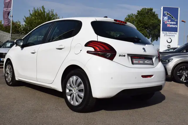 Peugeot 208 view 3