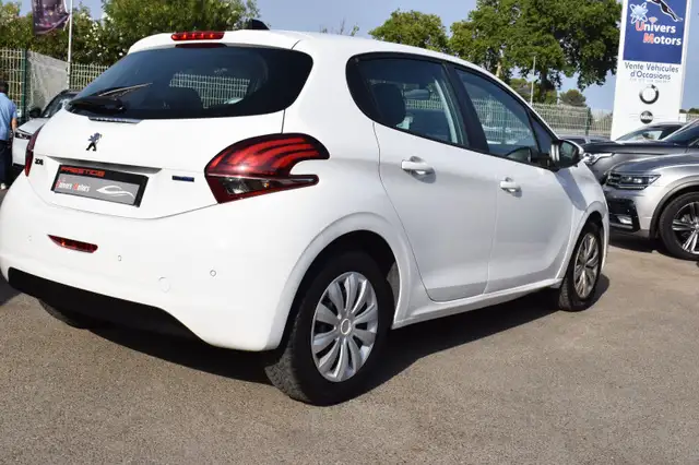 Peugeot 208 view 5