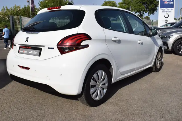 Peugeot 208 view 11