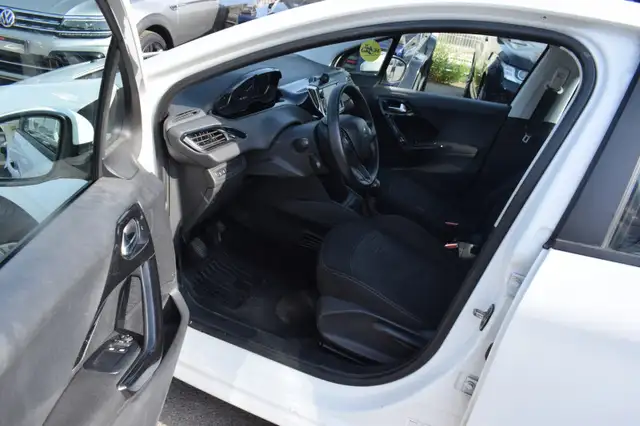 Peugeot 208 view 4