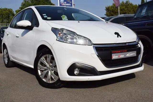 Peugeot 208 main image