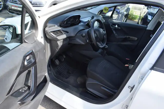 Peugeot 208 view 12