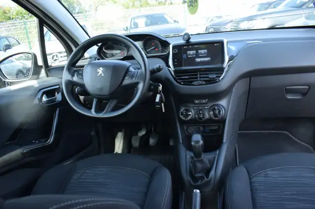 Peugeot 208 view 2