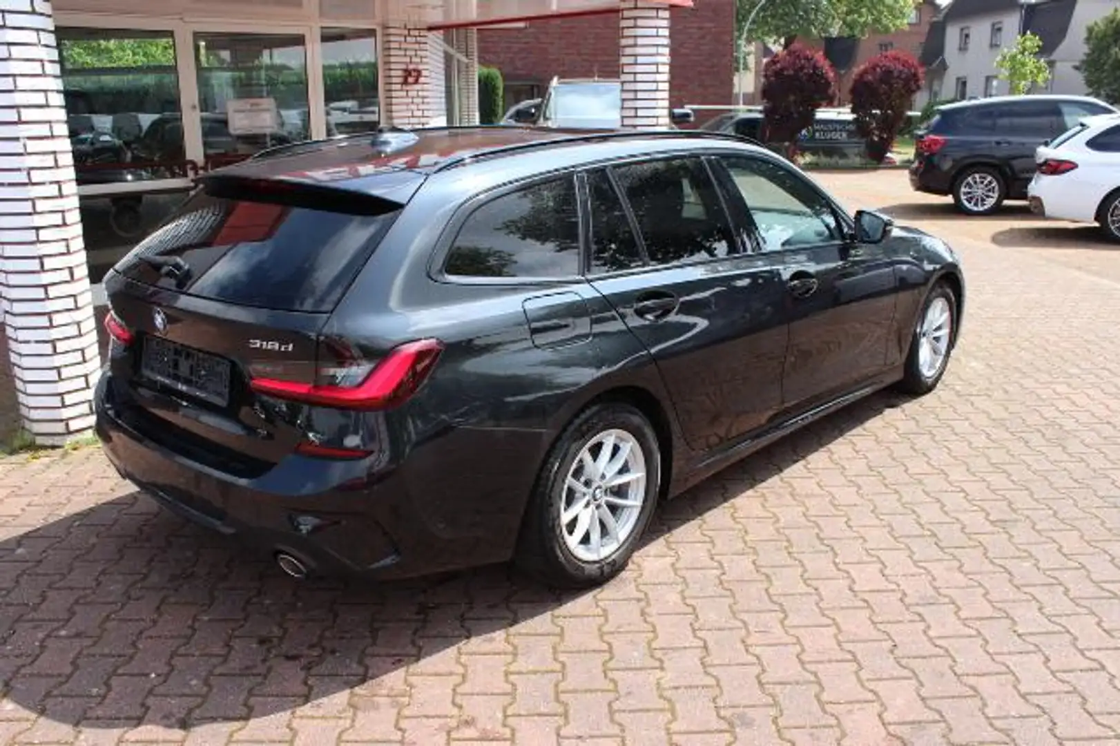 BMW 318 d Touring Steptr. M Sport / Panorama + Leder *1.Ha Schwarz - 2