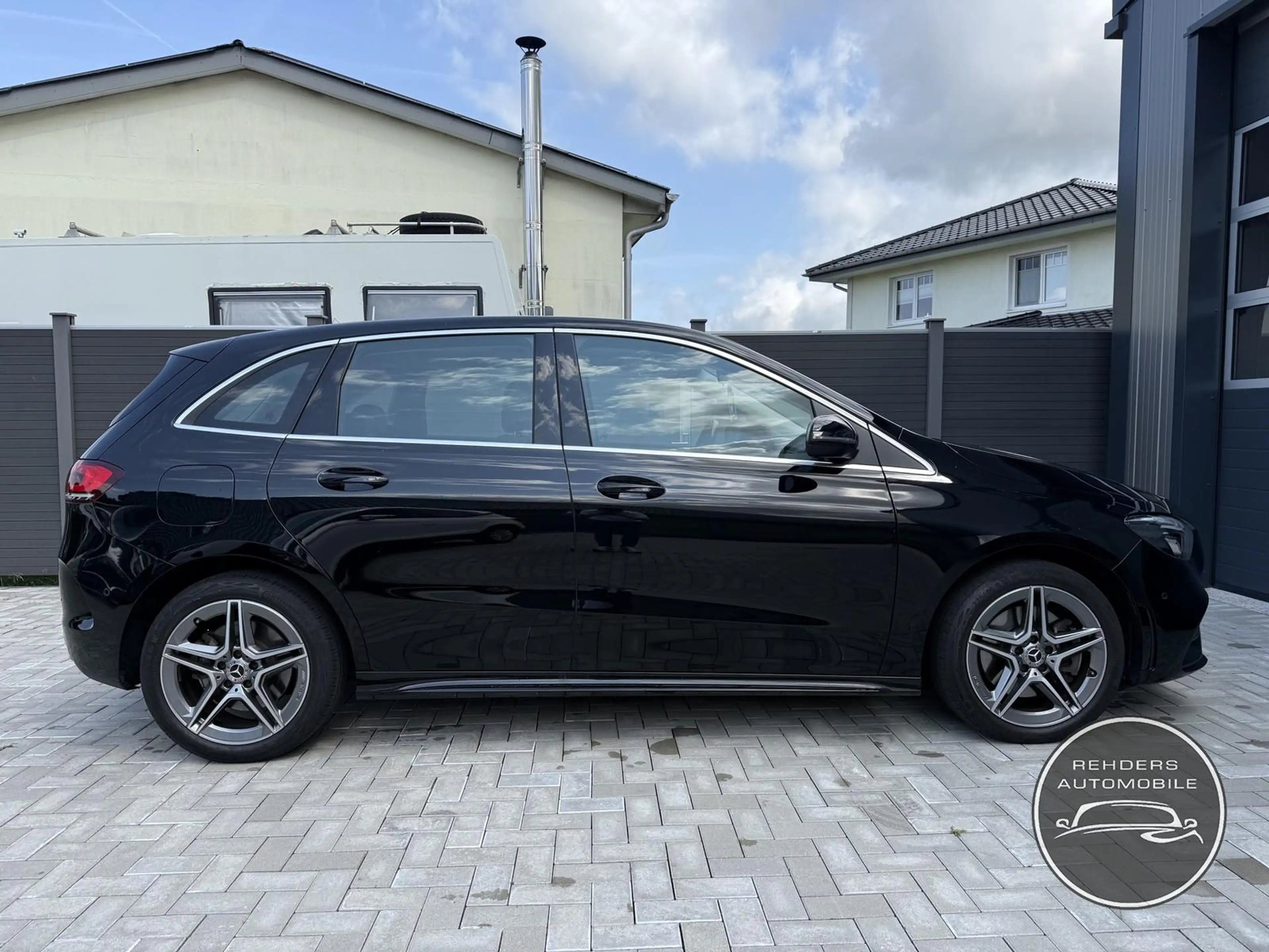 Mercedes-Benz B 250 e Pano SHZ Navi LED AMG 1.Hand Scheckheft — photo 10