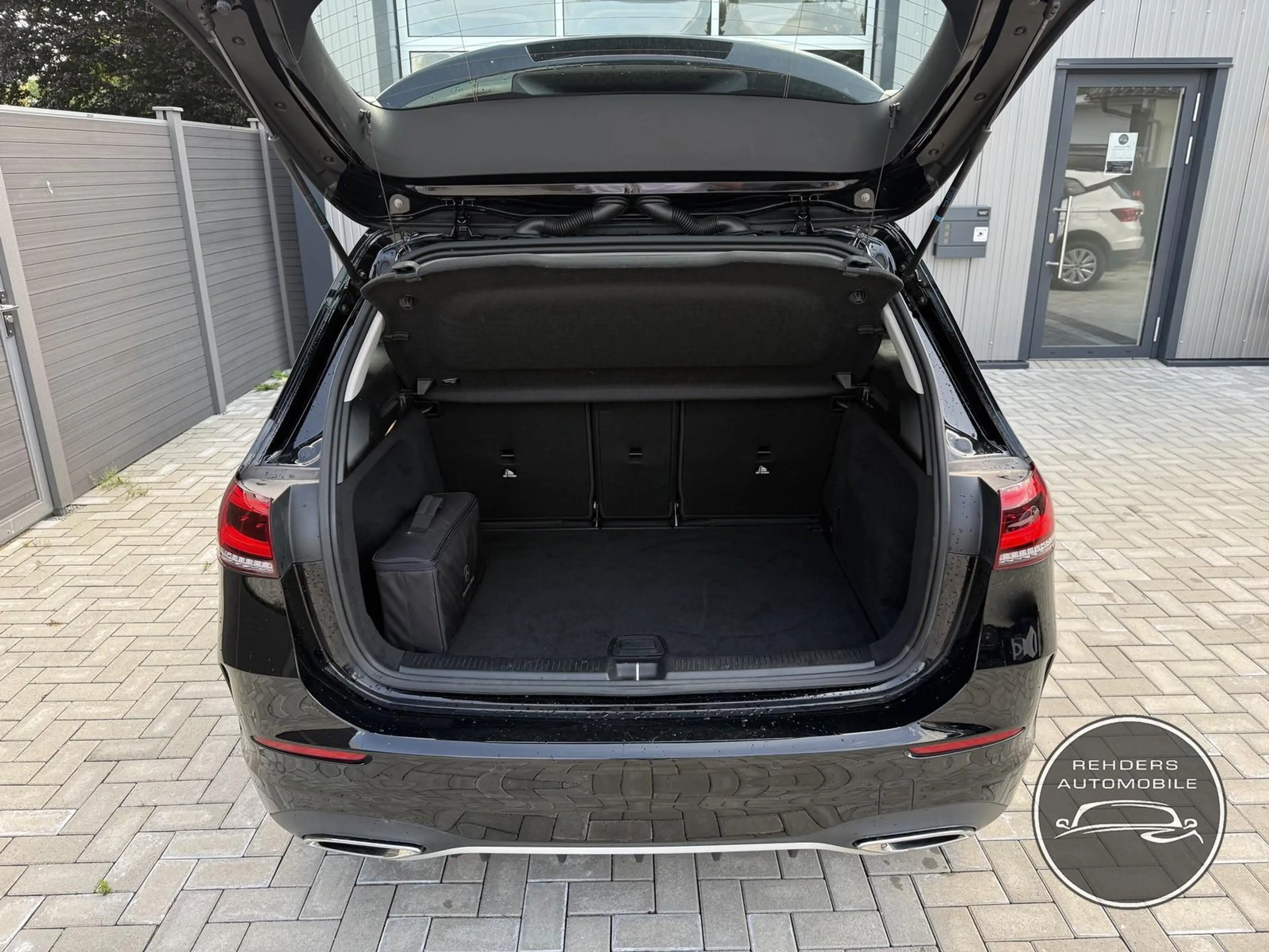 Mercedes-Benz B 250 e Pano SHZ Navi LED AMG 1.Hand Scheckheft — photo 11