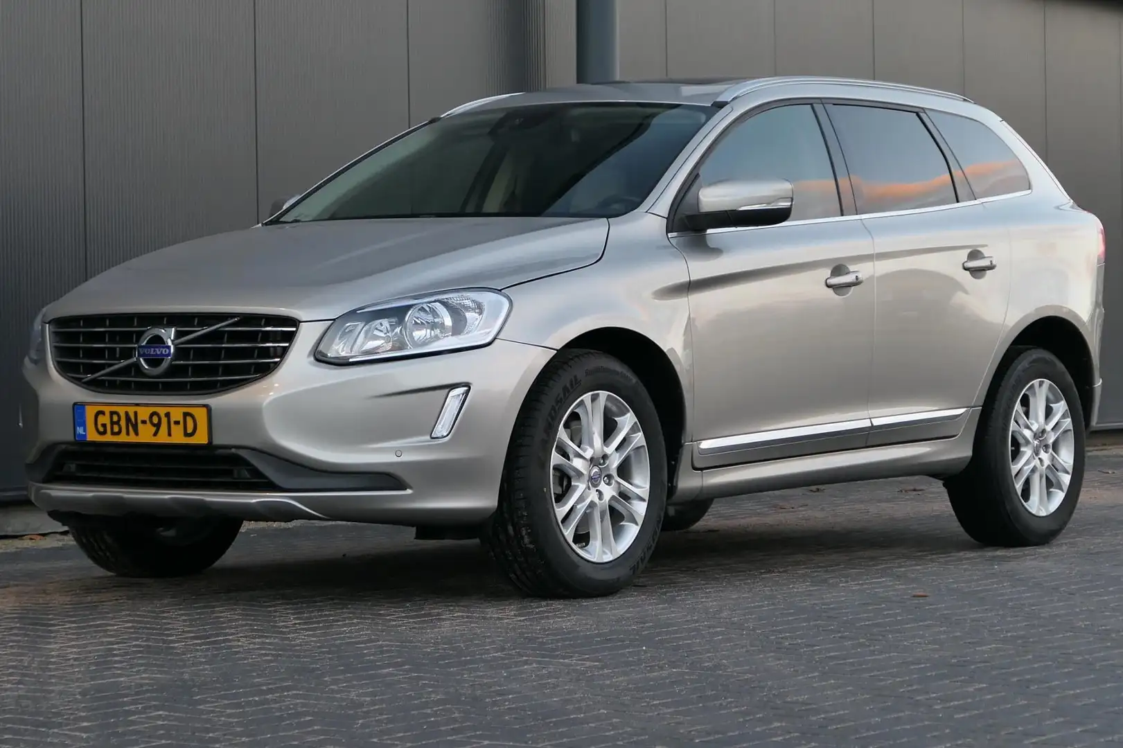 Volvo XC60 3.2 6-cil Summum Facelift 243pk Panodak Leder Navi Grigio - 1