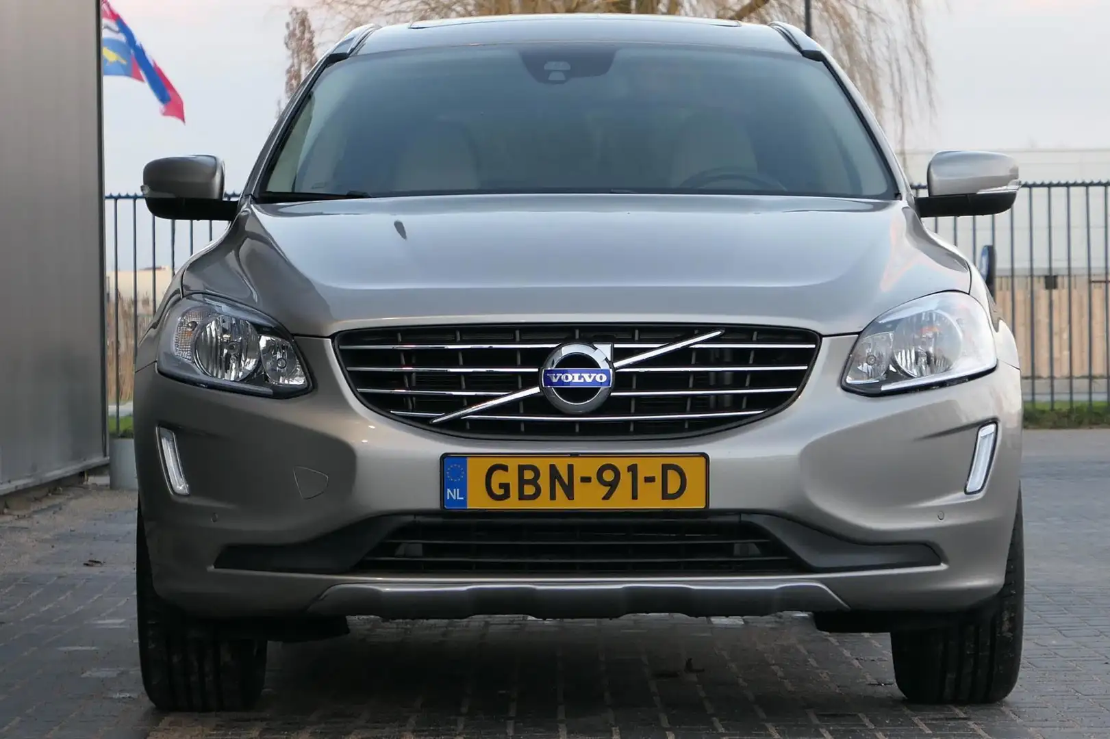 Volvo XC60 3.2 6-cil Summum Facelift 243pk Panodak Leder Navi Grigio - 2