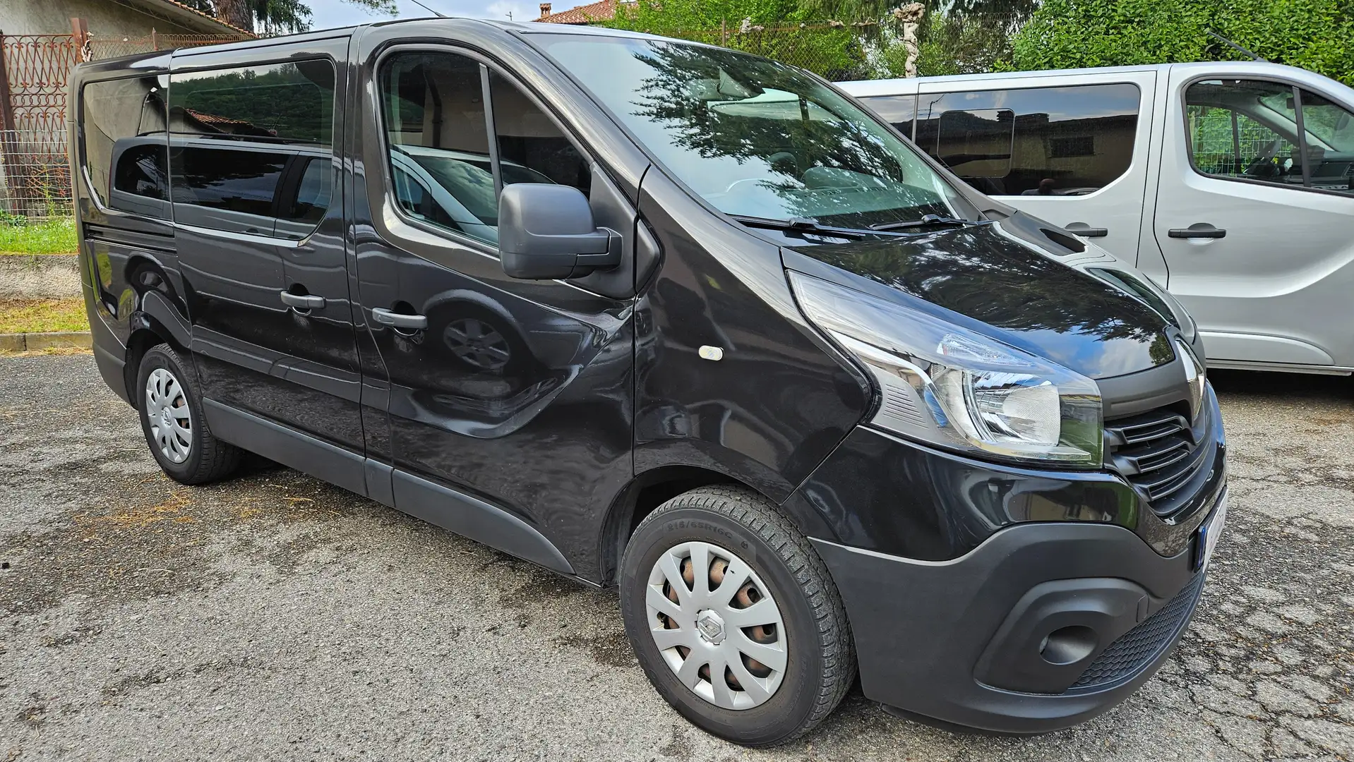 Renault Trafic 8 posti Full Optional OTTIME CONDIZIONI ! SUPER PREZZO!!! VERO € 21.960,00 IVA INCLUSA Negro - 2