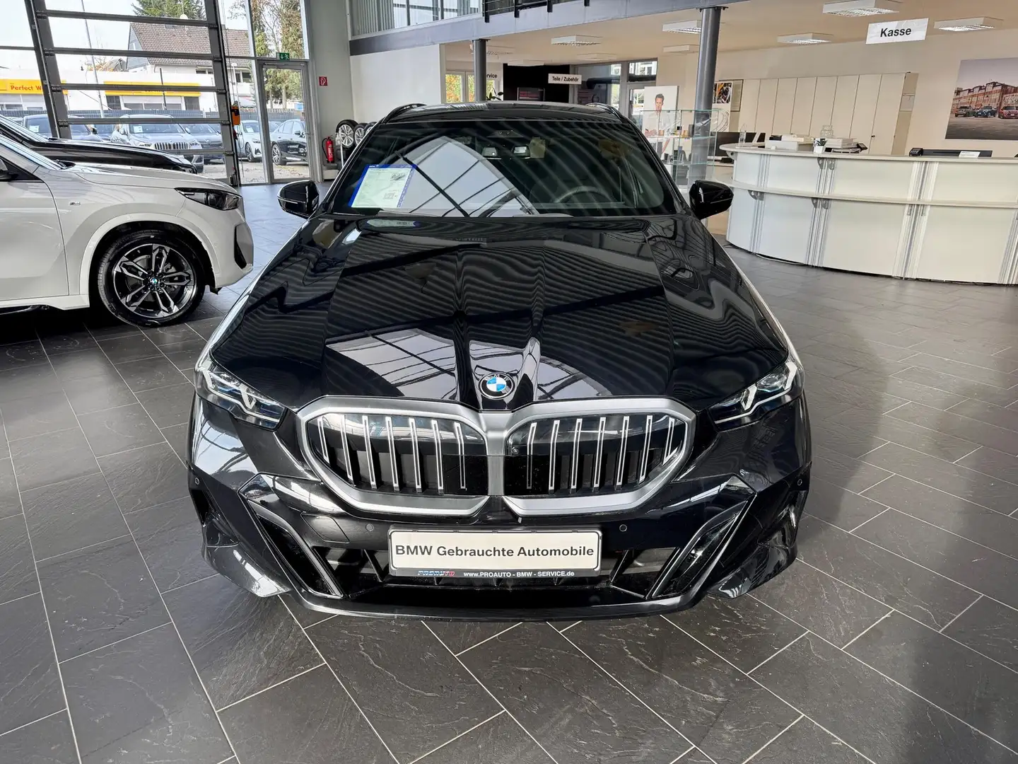 BMW 520 d xDrive Tour. M Sport AHK/A-LED/Pano/HUD/HK/20Alu Zwart - 2