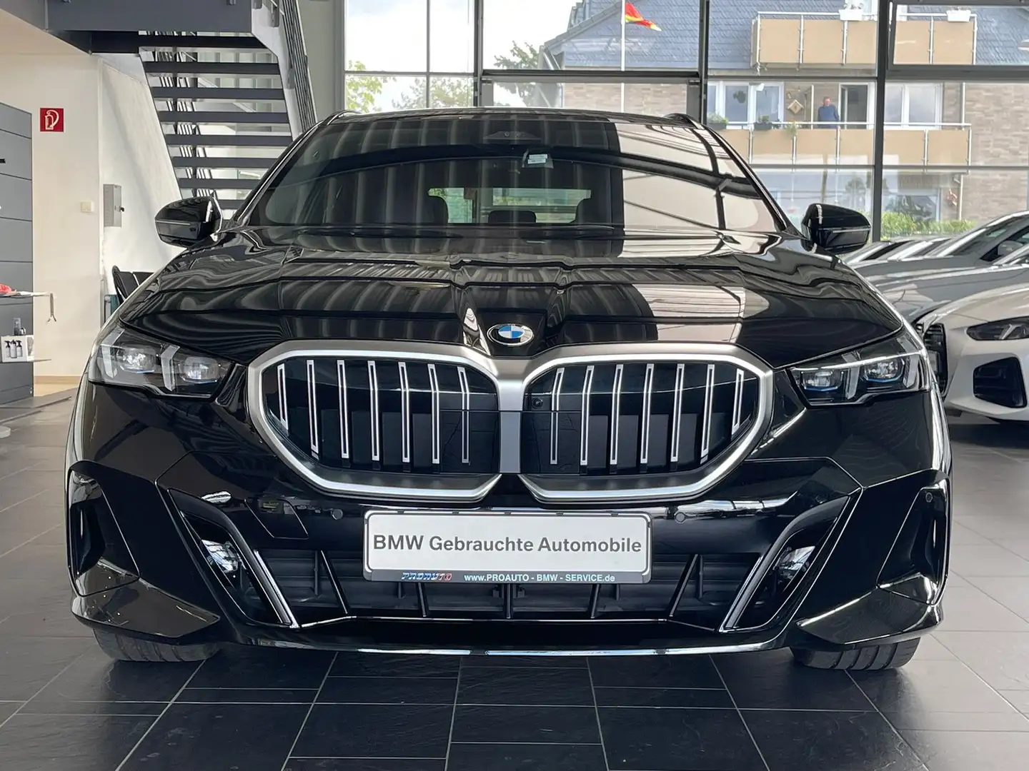 BMW 520 d xDrive Tour. M Sport AHK/A-LED/Pano/HUD/HK/20Alu Schwarz - 2