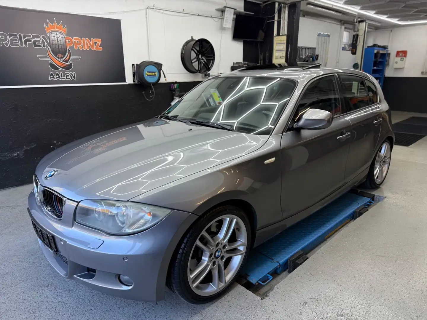 BMW 123 d-M Paket-NAVI-Harm.Kardon-Xenon-SHD-SHZ-2.Hd Grau - 1