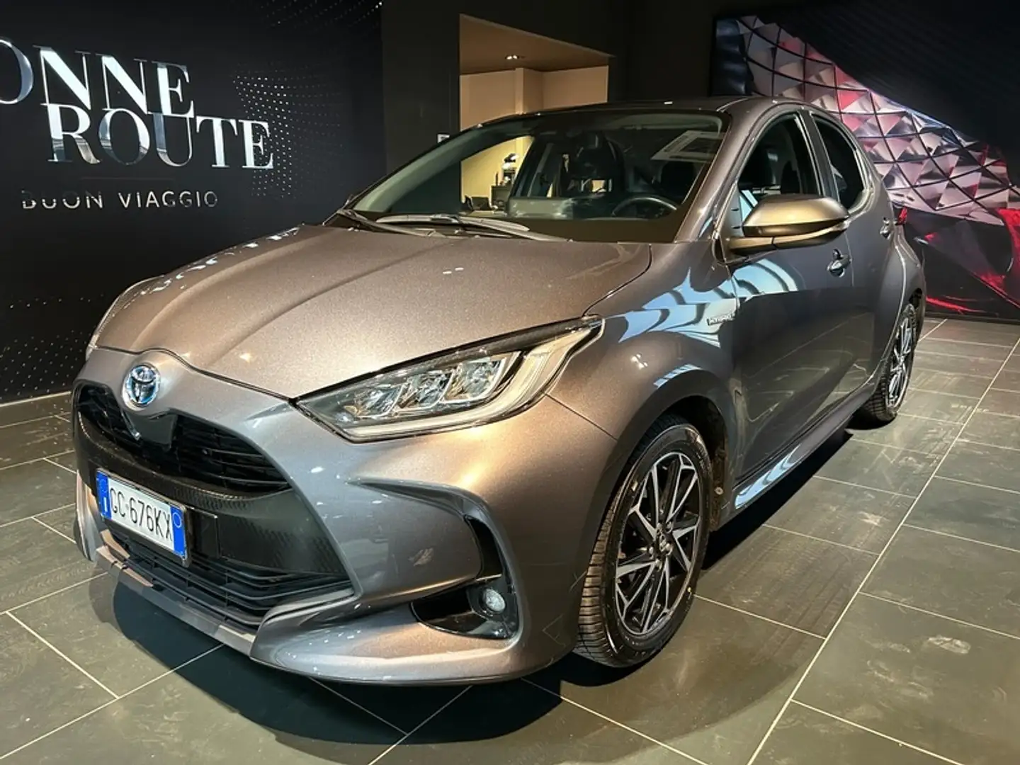 Toyota Yaris 1.5 Hybrid Trend Grigio - 1