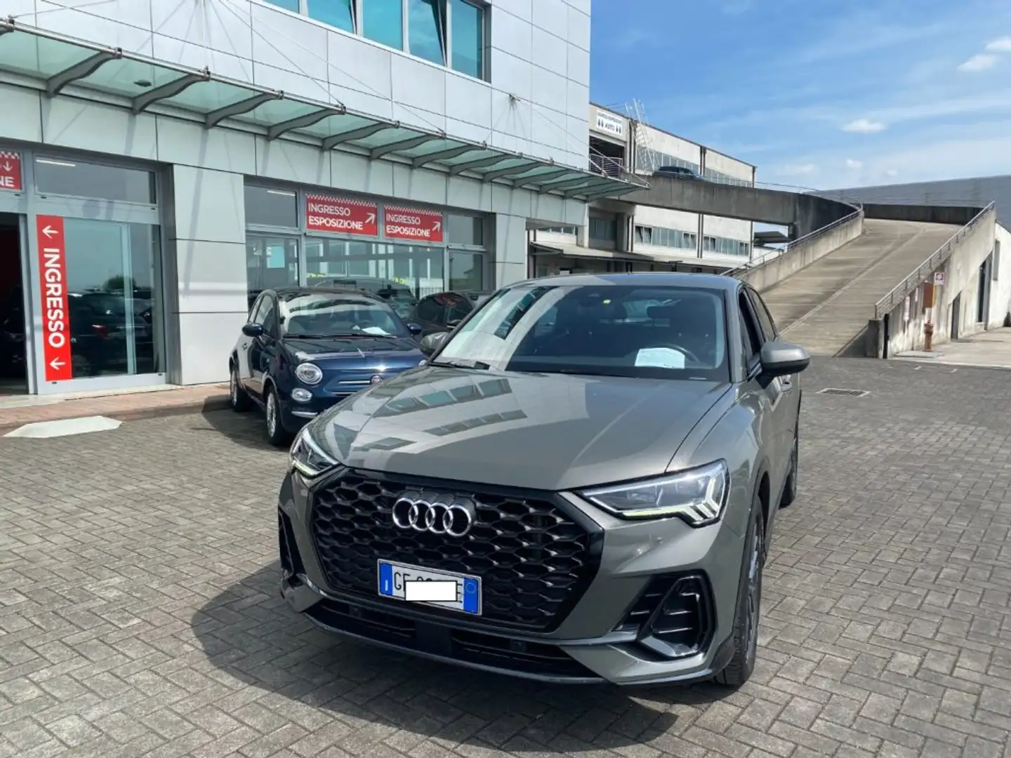 Audi Q3 45 TFSI e S tronic Business PLUG IN Grau - 2