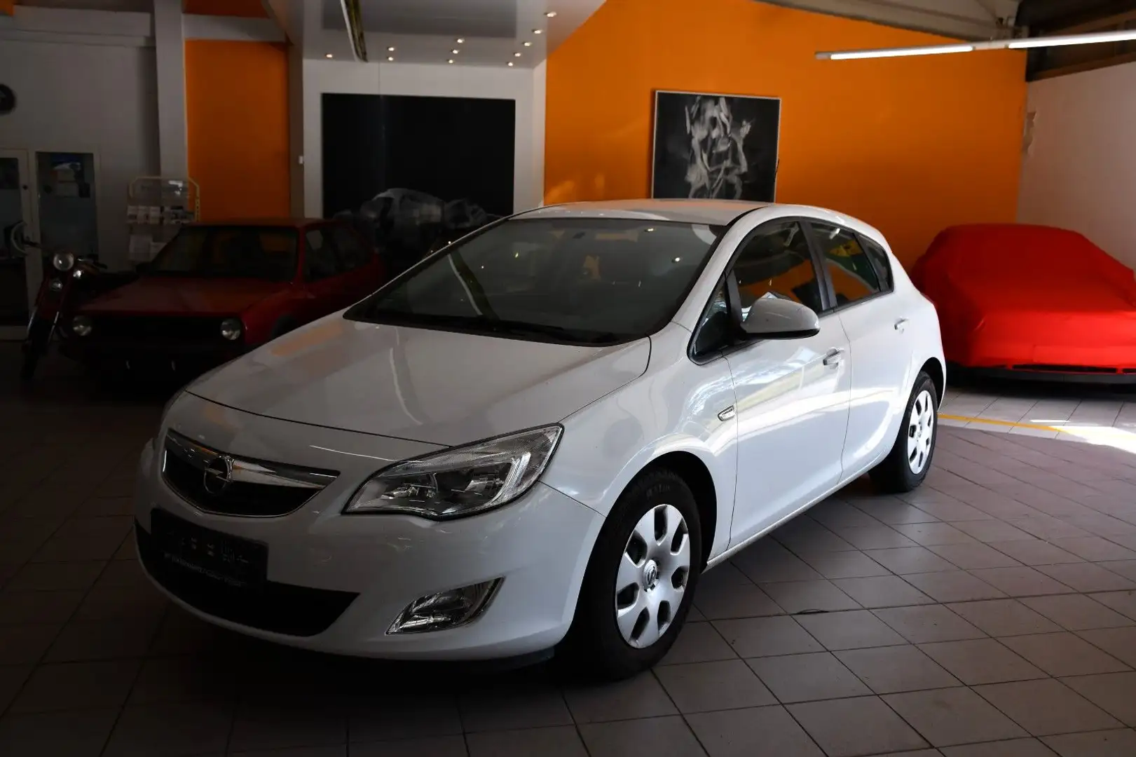 Opel Astra J Lim. 5-trg. Edition 1,6 Weiß - 1