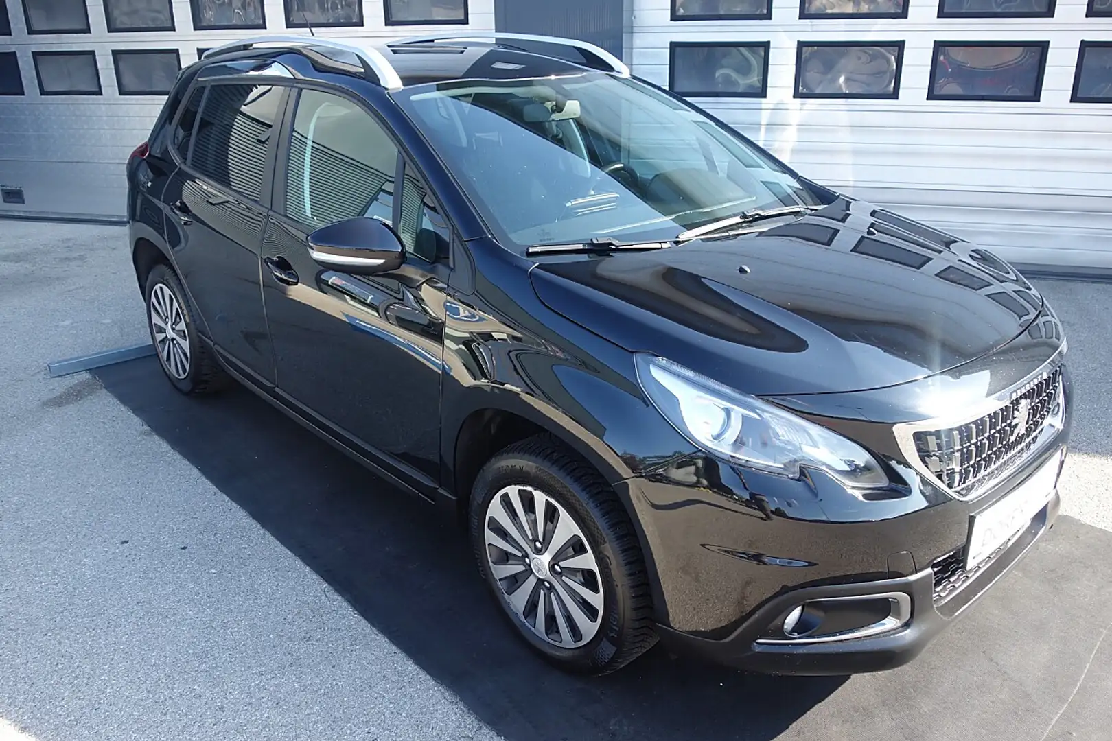 Peugeot 2008 1,6 BHDI S&S Active Schwarz - 1