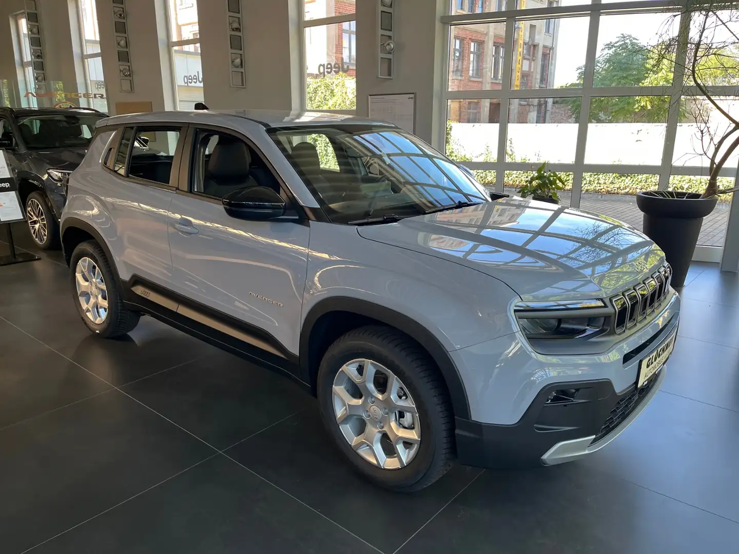 Jeep Avenger Altitude 1.2l MT6 WINTER-PAKET Grijs - 2