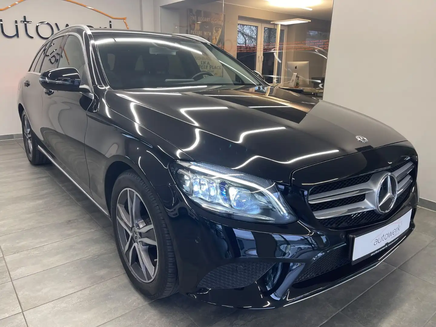 Mercedes-Benz C 180 T CGI Avantgarde*AUT/AHK/LED/Navi/Pano/TOP Noir - 1