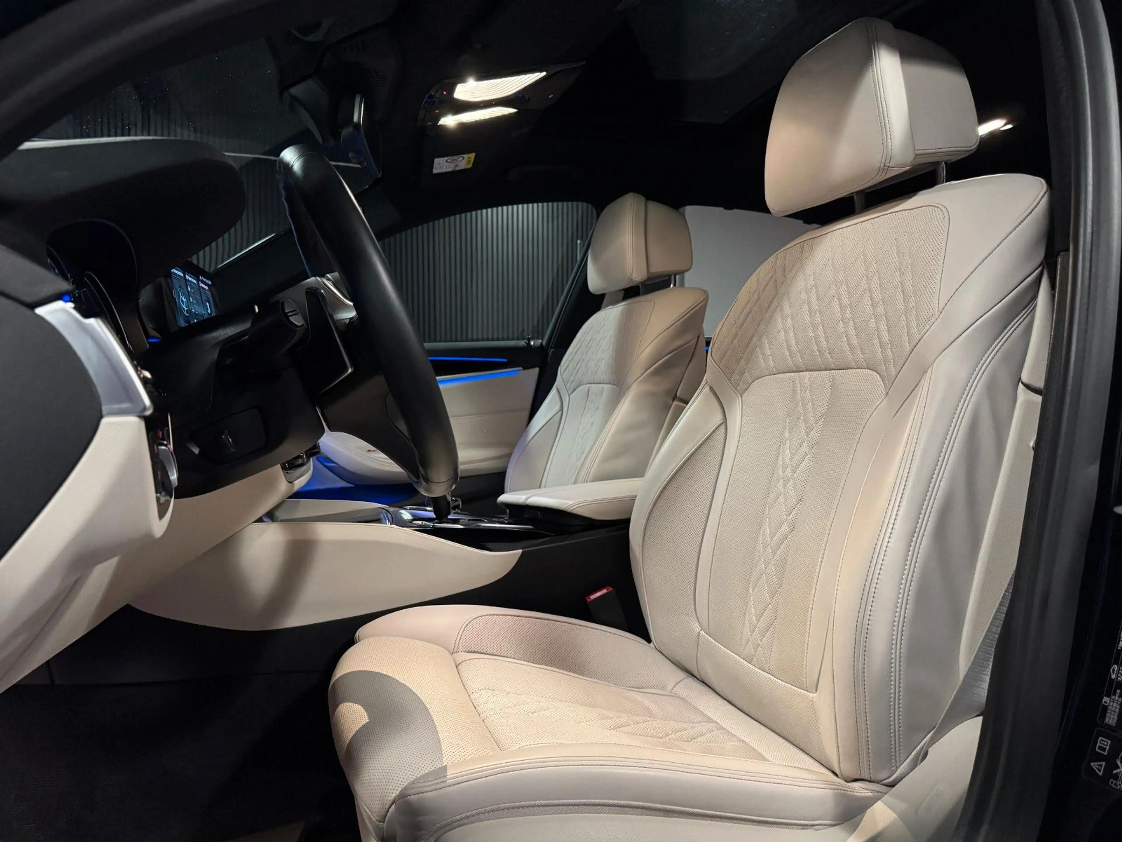 BMW 550 i xDrive Lim./Bowers&Wilkins+Elfenbeinweiß — photo 14