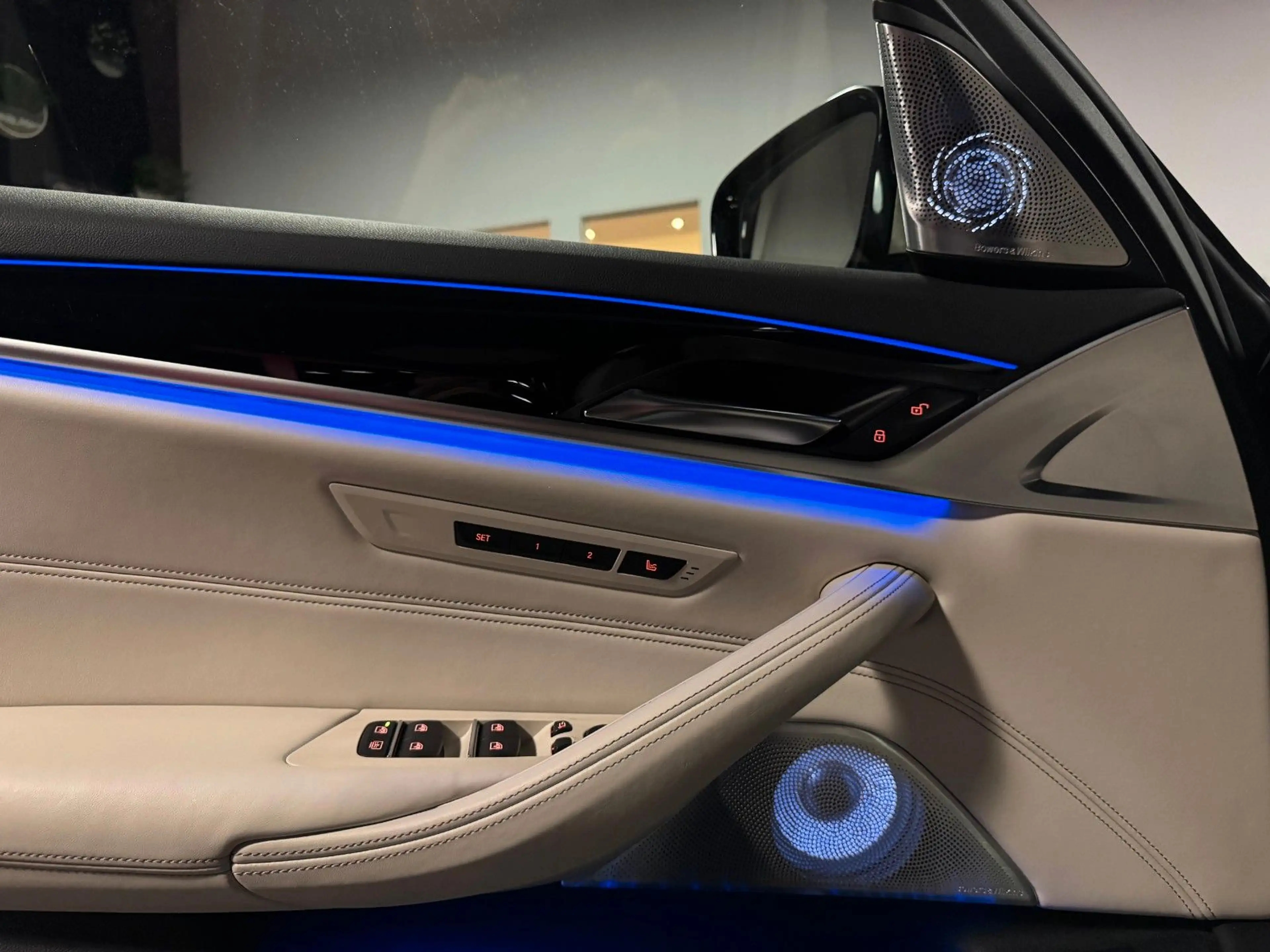 BMW 550 i xDrive Lim./Bowers&Wilkins+Elfenbeinweiß — photo 12