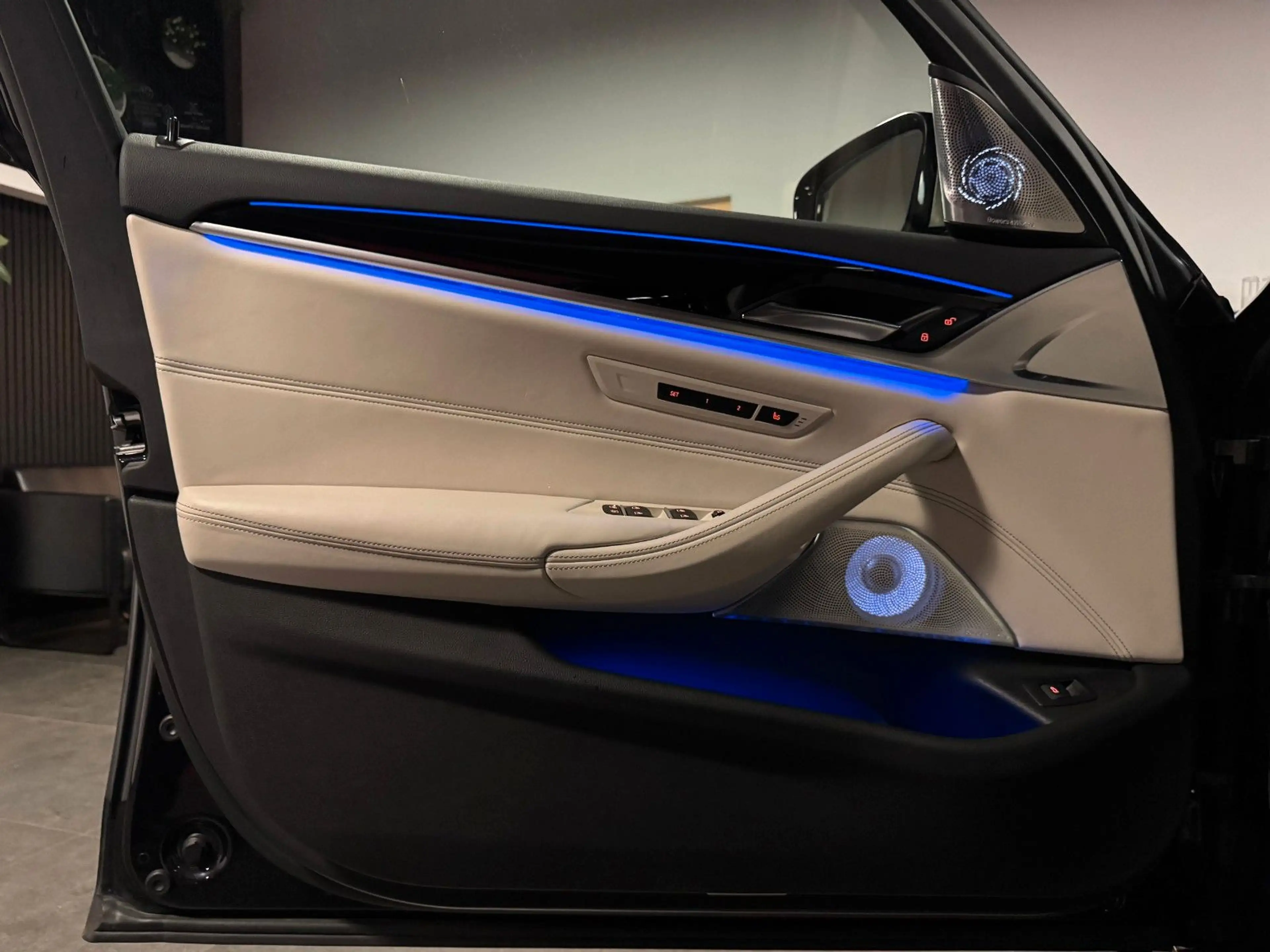 BMW 550 i xDrive Lim./Bowers&Wilkins+Elfenbeinweiß — photo 11