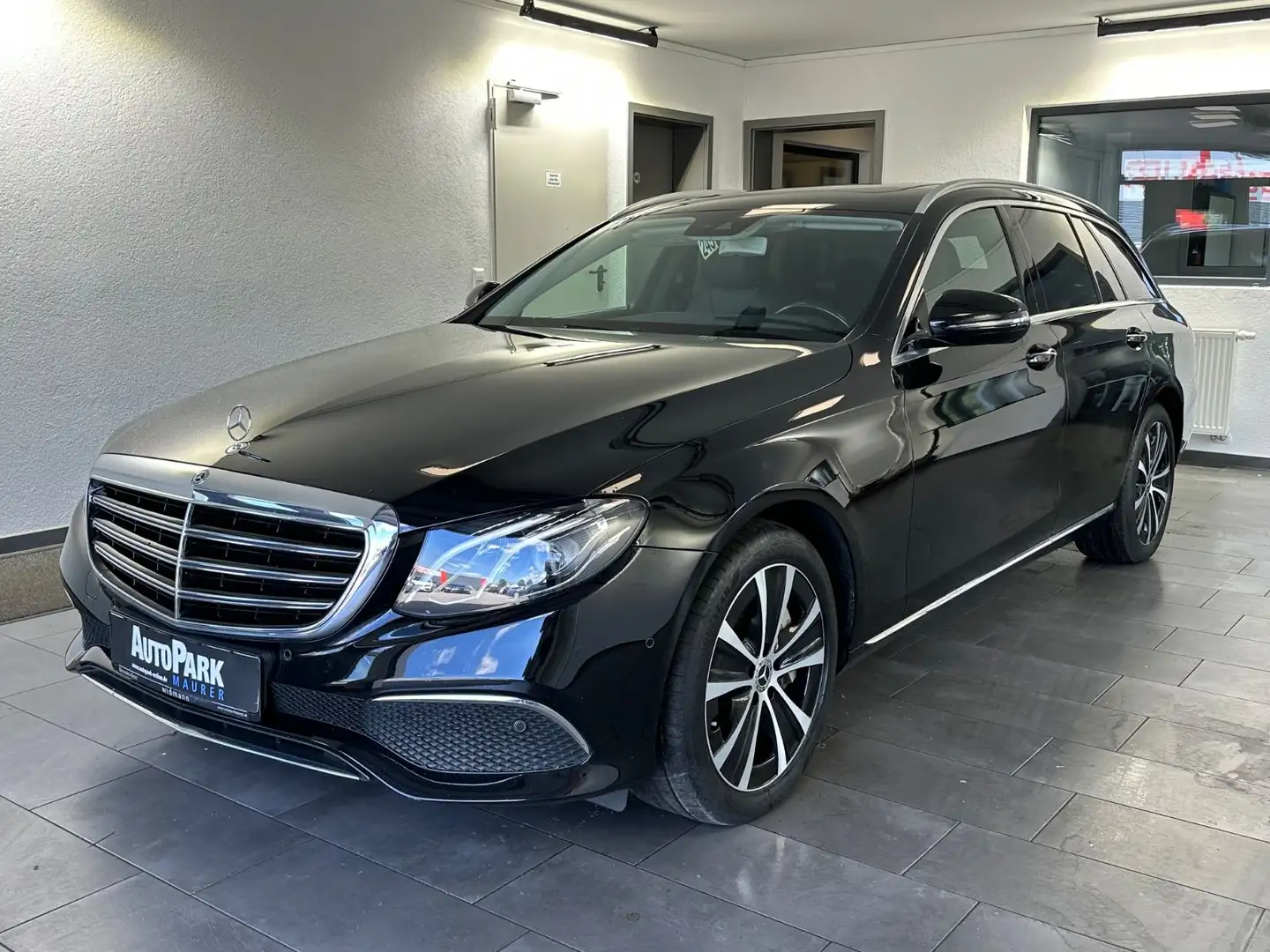 Mercedes-Benz E 350 d T Luxury AVANTGARDE*SHD*AHK*LED*Ambiente Noir - 2