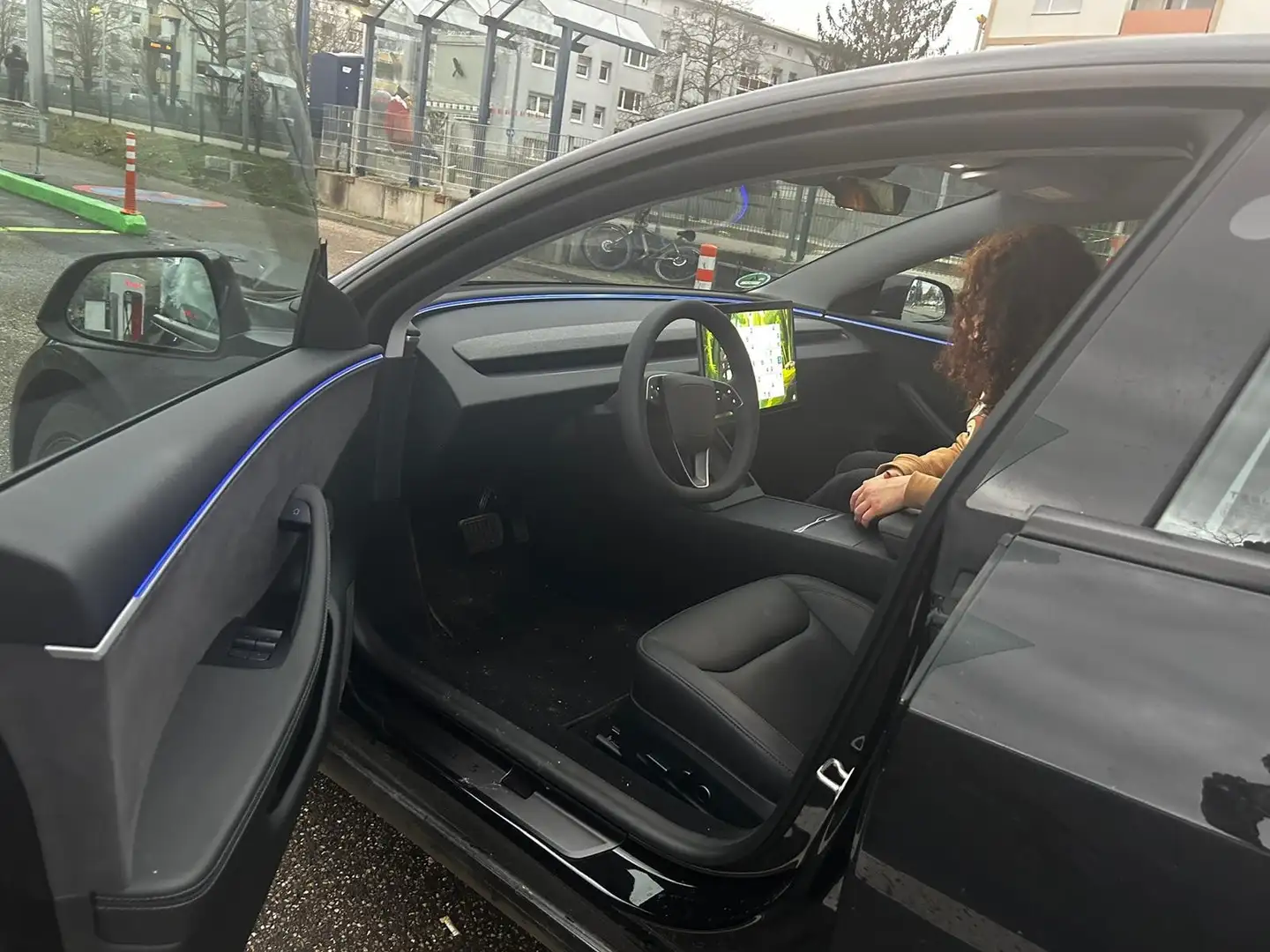 Tesla Model Y AWD Long Range Dual Motor - 2