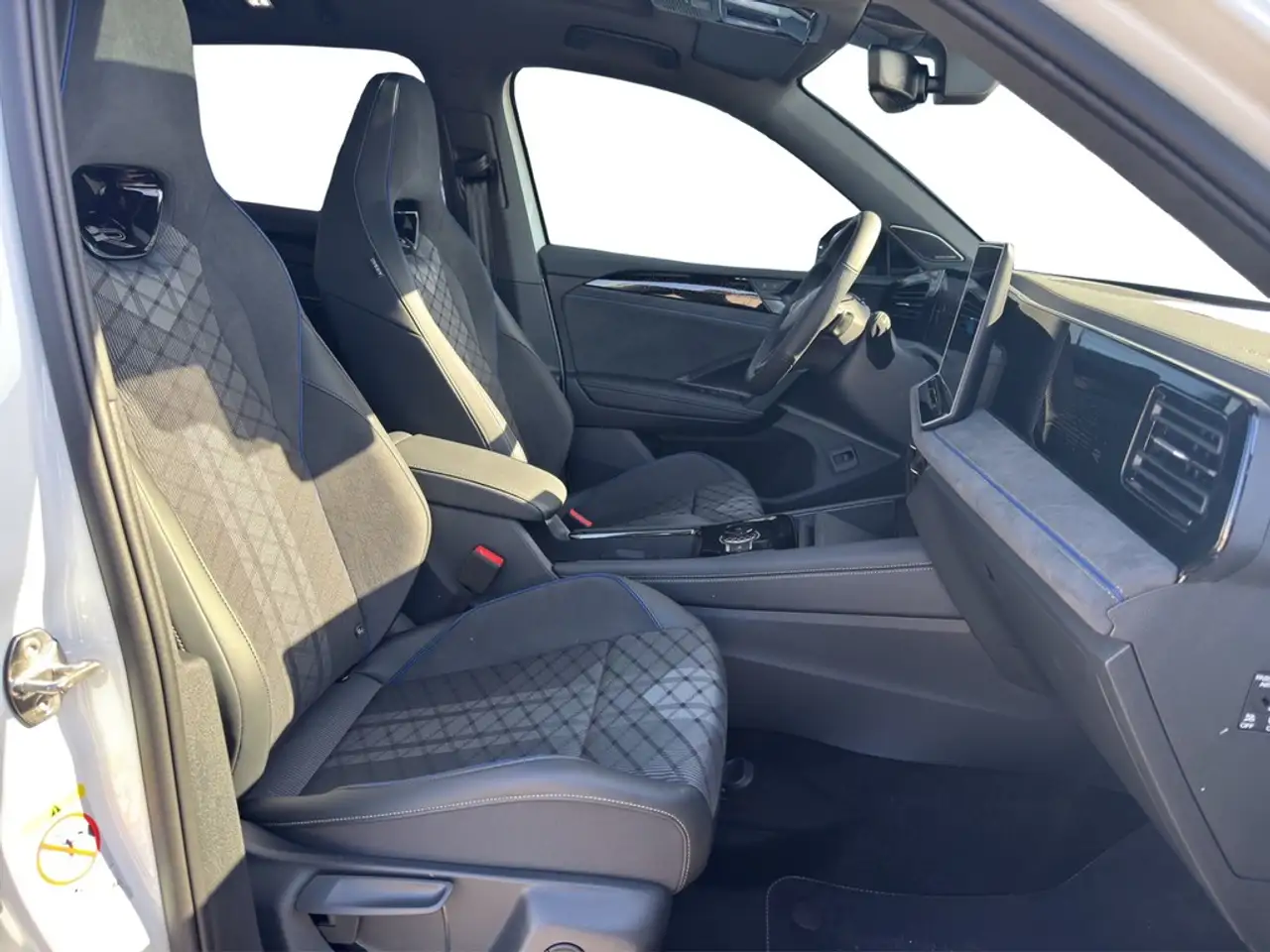 Volkswagen Tiguan 2.0 TDI DSG 4Motion R-Line AHK*STHZG*PANO*HARMA... 10