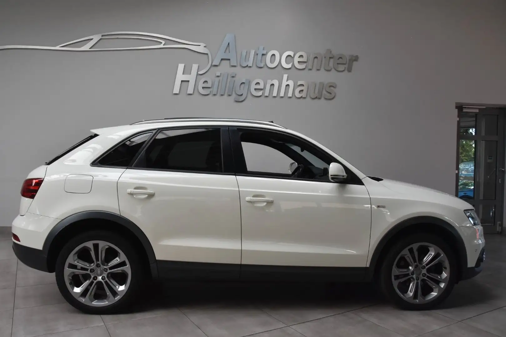 Audi Q3 2.0 TFSI quattro S-Line Leder Pano Navi Weiß - 2