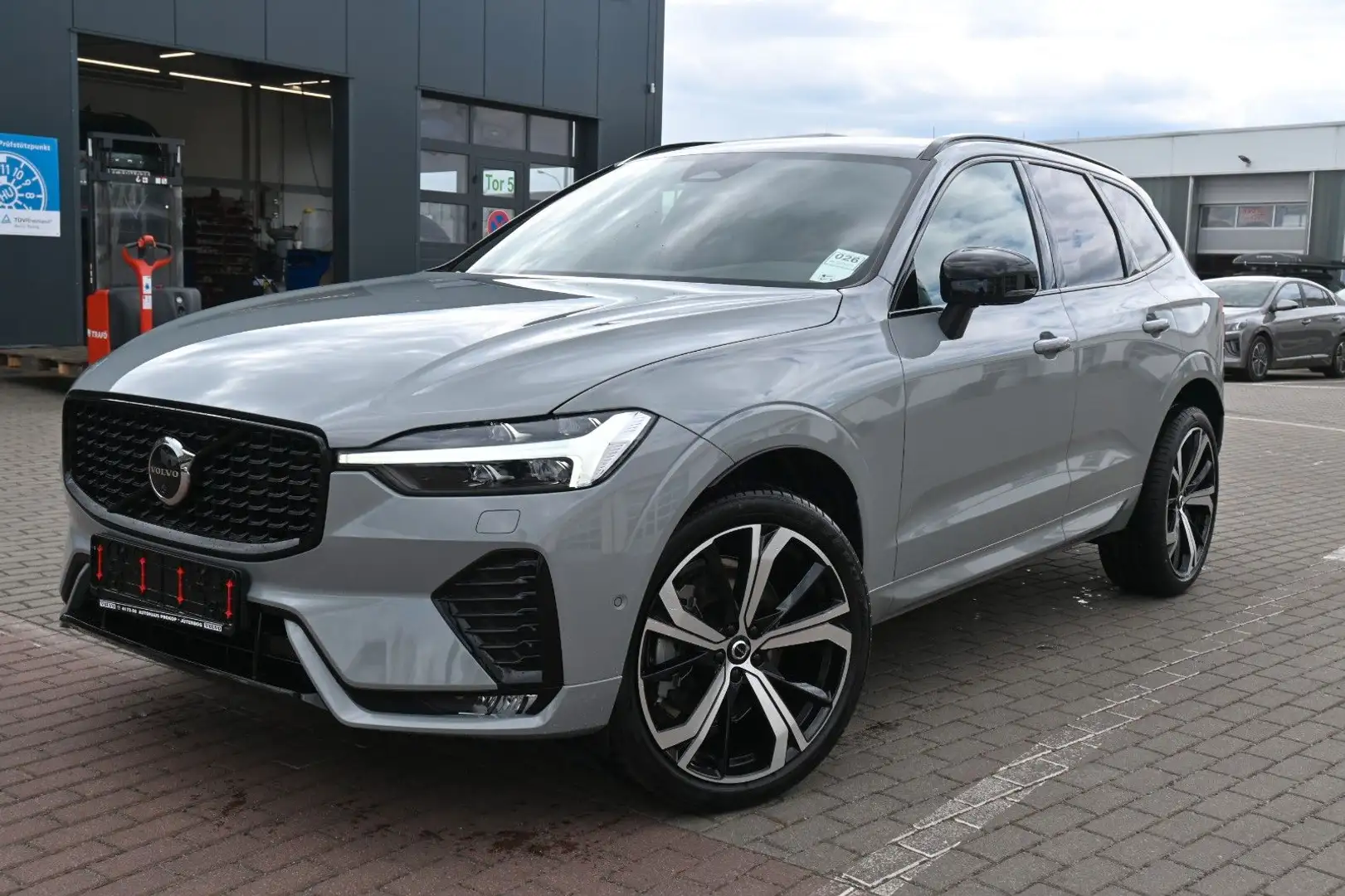 Volvo XC60 B5 Benzin AWD Plus Dark*FSHZG*360°*ACC*AHK Grau - 1