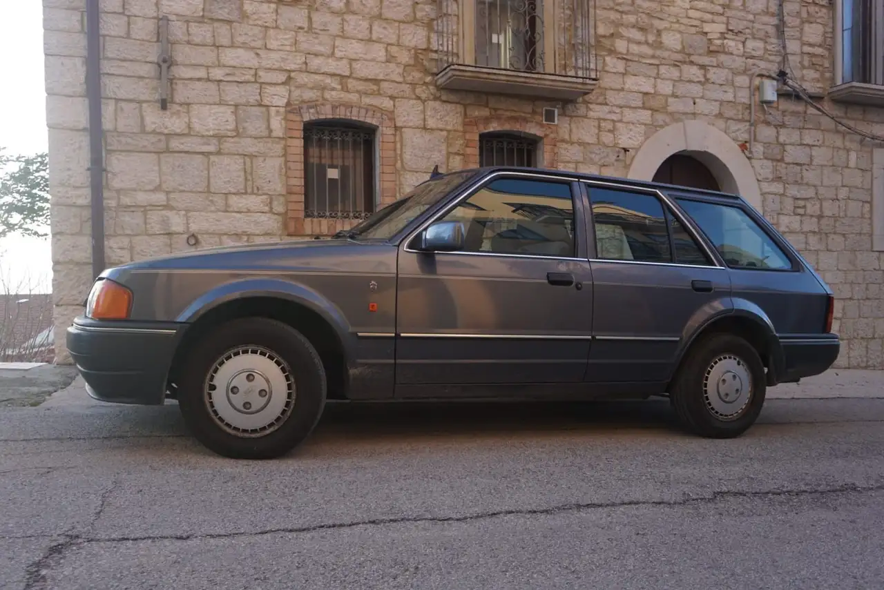 Ford Escort SW 1.3 hcs Ghia, foto 4