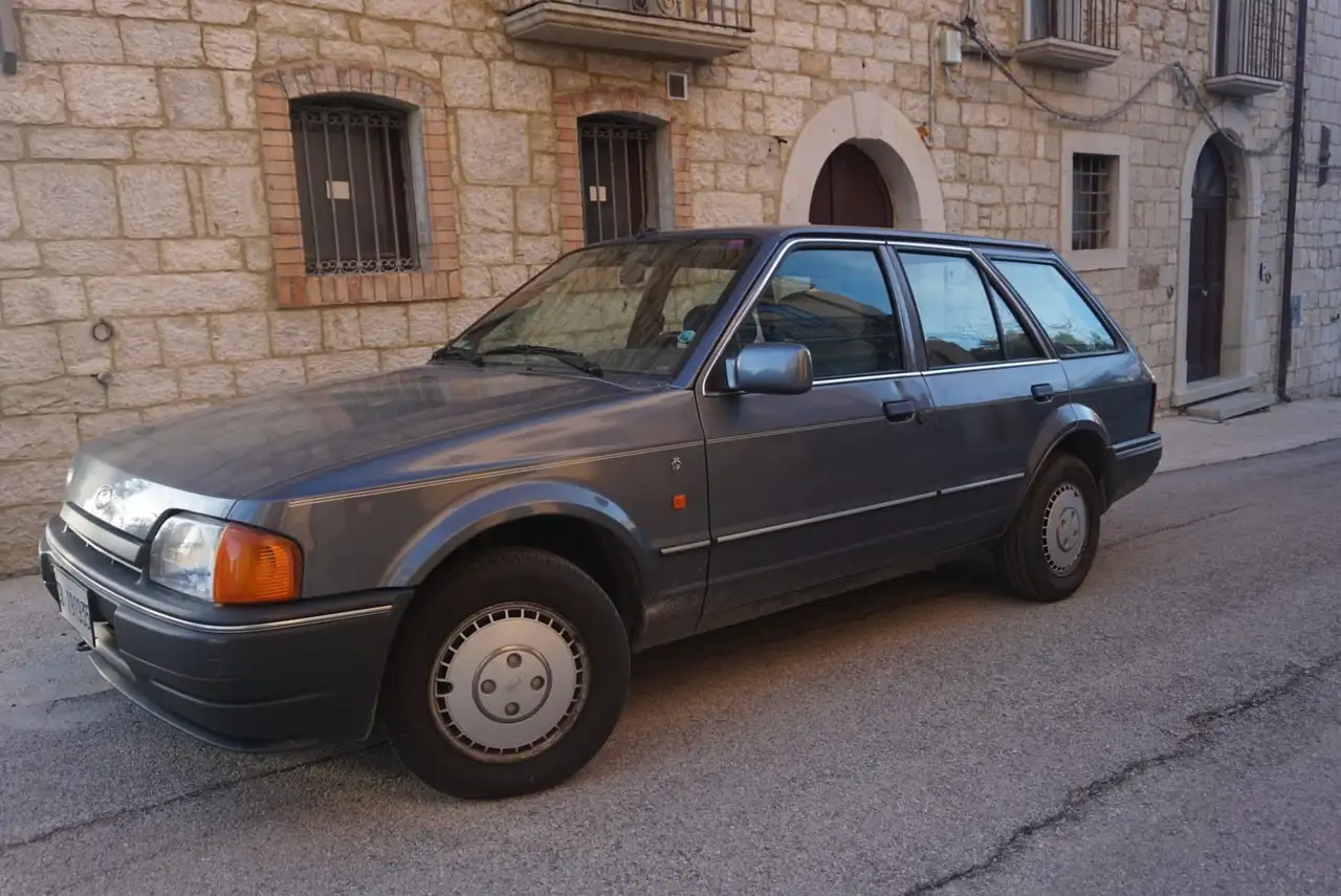 Ford Escort SW 1.3 hcs Ghia, foto 3
