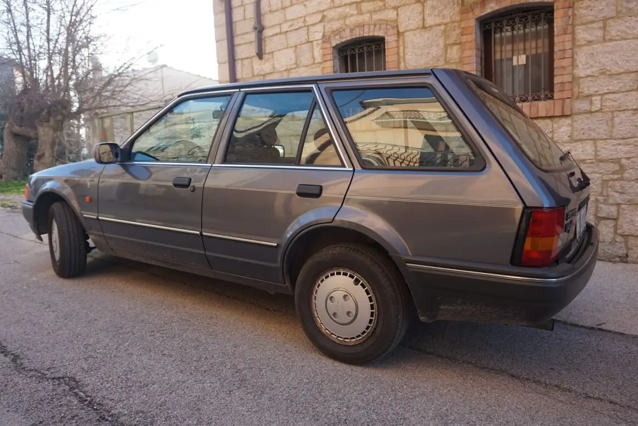Ford Escort SW 1.3 hcs Ghia, foto 2