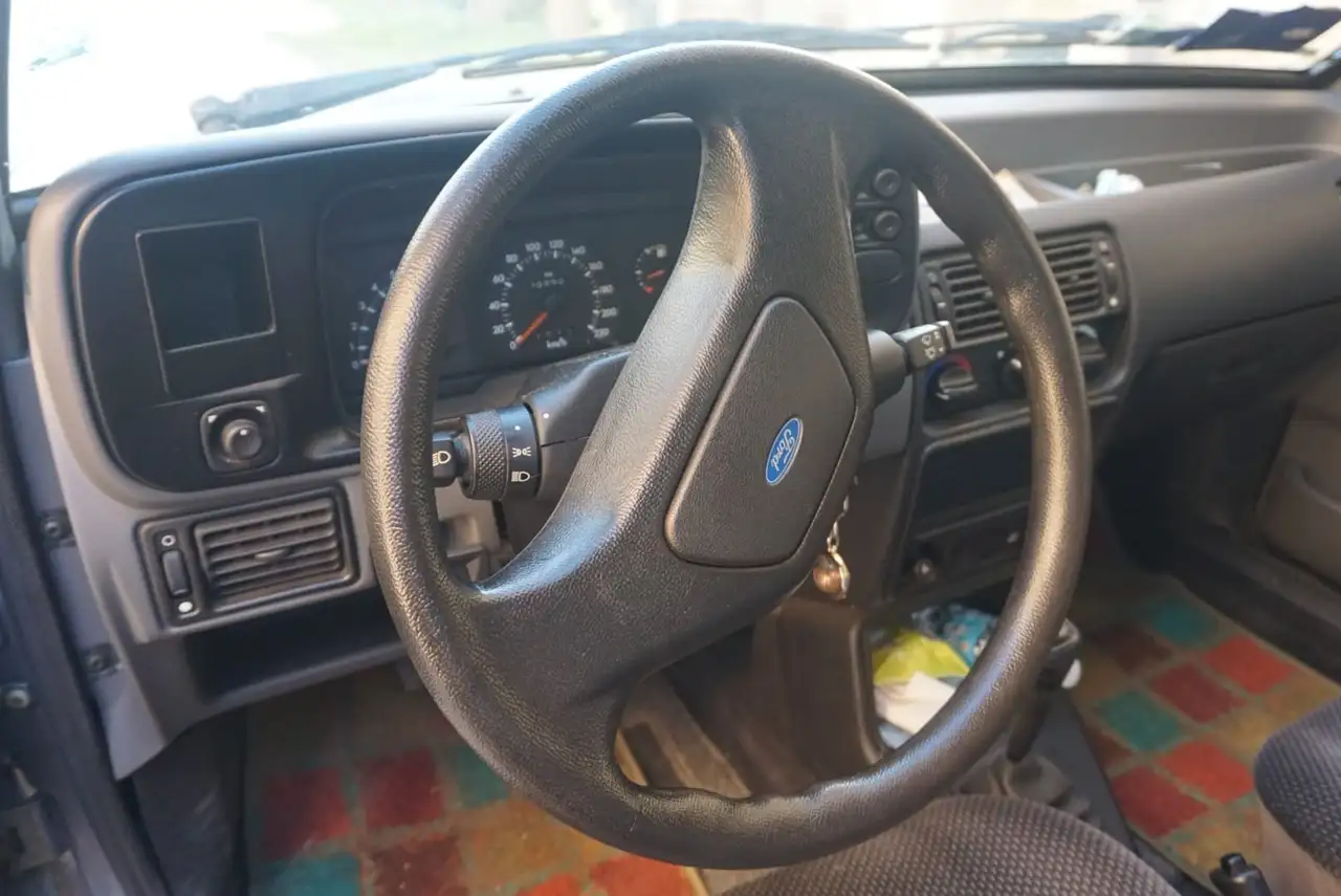 Ford Escort SW 1.3 hcs Ghia, foto 5